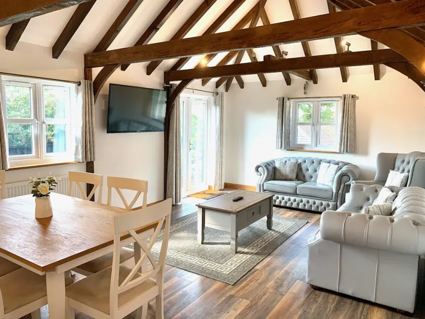 Boutique 3-bed Cottage in Hellingly - Image 1