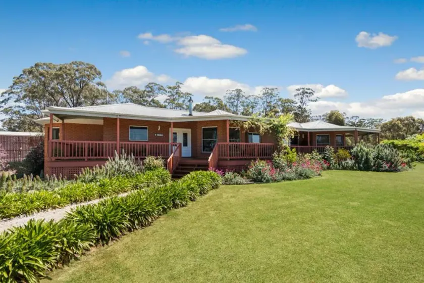 Heathcote Holiday FarmStay 5BRM Villa - Image 1