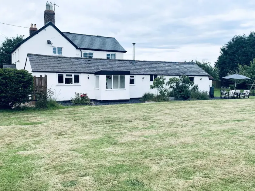 Remarkable 1-bed Cottage in Chester - Image 1