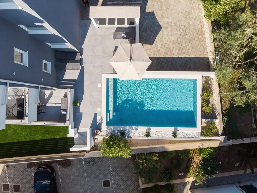 Summer Breeze Pool Apartments - Image 1