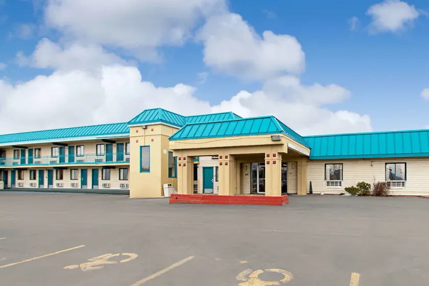 Econo Lodge Utica - Image 1