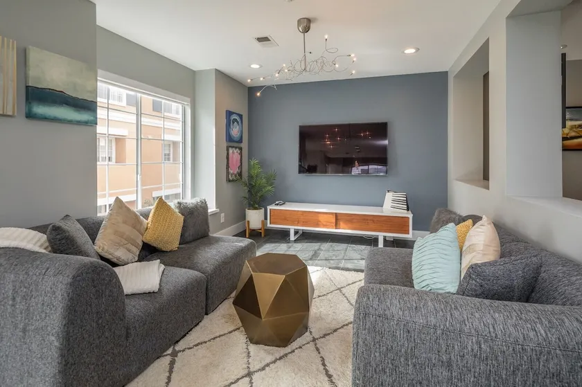 Posh Waterfront - 3 Br Condo - Image 1