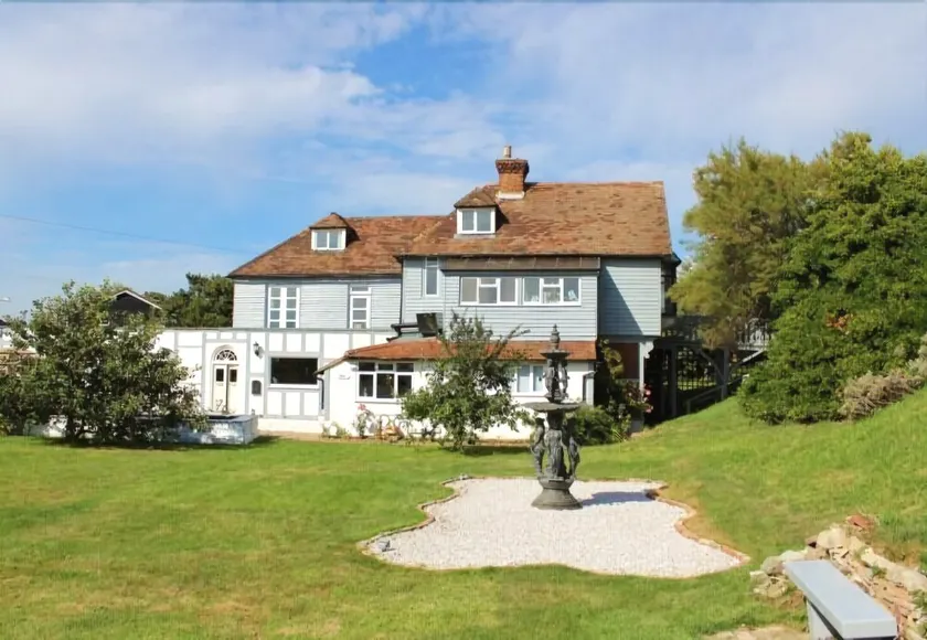 The Beach Sun Retreat - Image 1