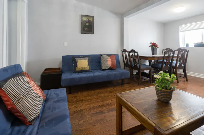 Applewood Suites - 4 BDRM King West - Image 1