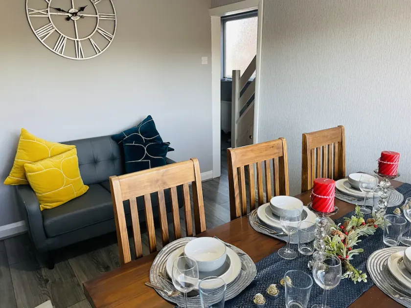 Beautiful 4-bed House in Birmingham Airport NEC - Image 1