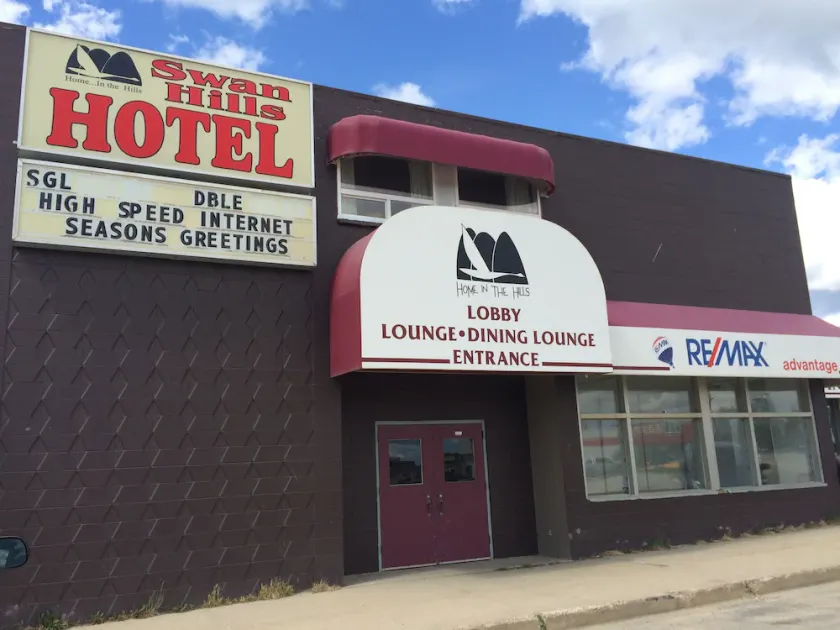 Swan Hills Hotel - Image 1