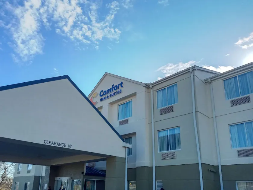 Comfort Inn & Suites - Image 1