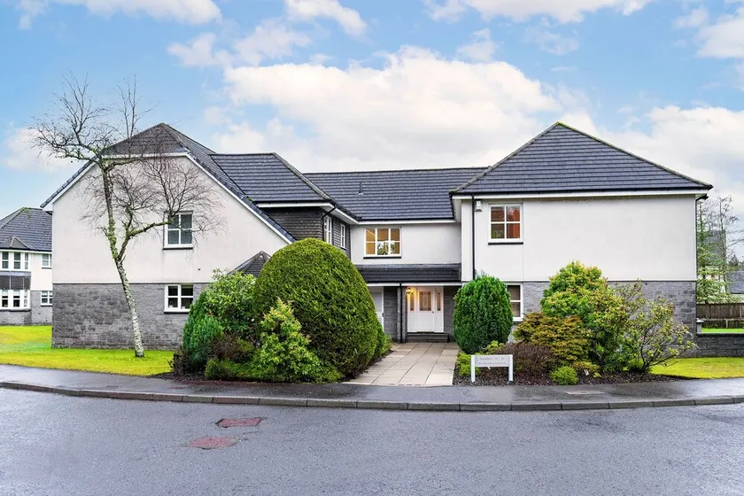 Immaculate 3-bed Apartment Near Gleneagles - Image 1