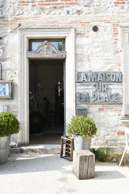 La maison sur la place - Image 1