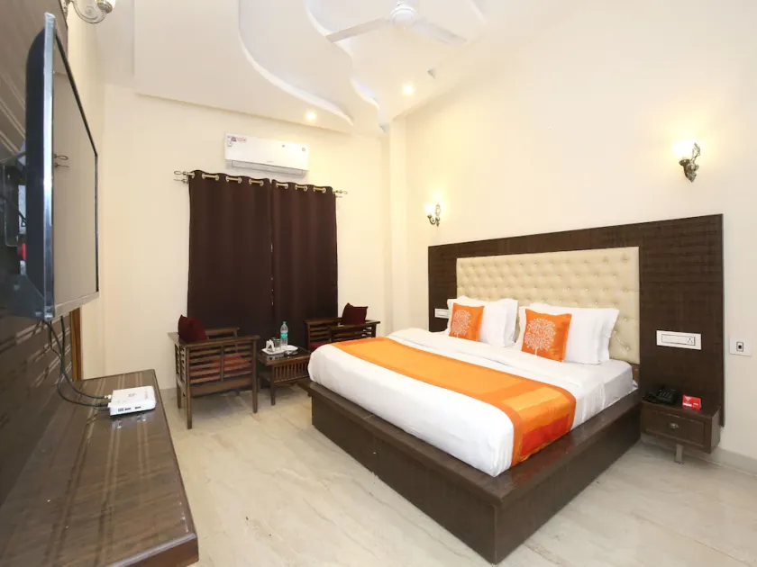 Hotel Golden Brooks by OYO Rooms - Image 1