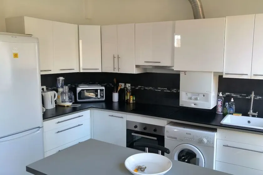 Beautiful 2-room Apartment-downtown/cours Julien - Image 1