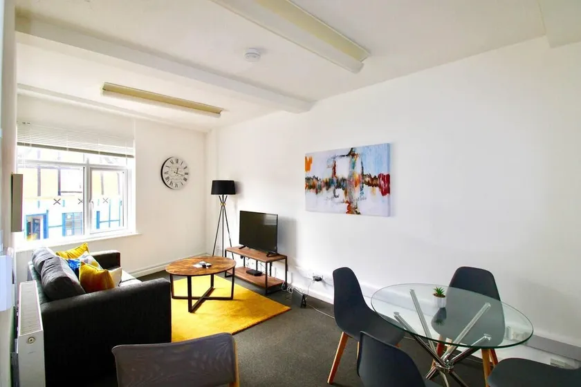 Remarkable 3-bed Apartment in Newport Pagnell - Image 1
