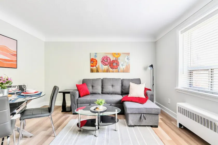 1BR Apt w King Bed Netflix - Near DT Hamilton - Image 1