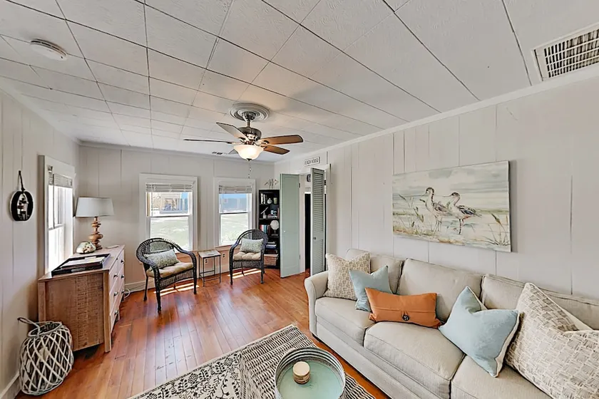 Charming Downtown Getaway W/ Spacious Interior 2 Bedroom Home - Image 1
