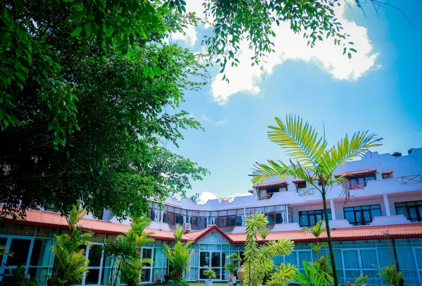 White House Hotel Kosgoda - Image 1