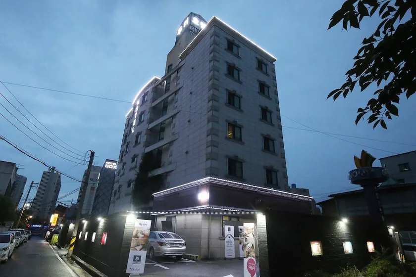 Hotel Rooky - Image 1