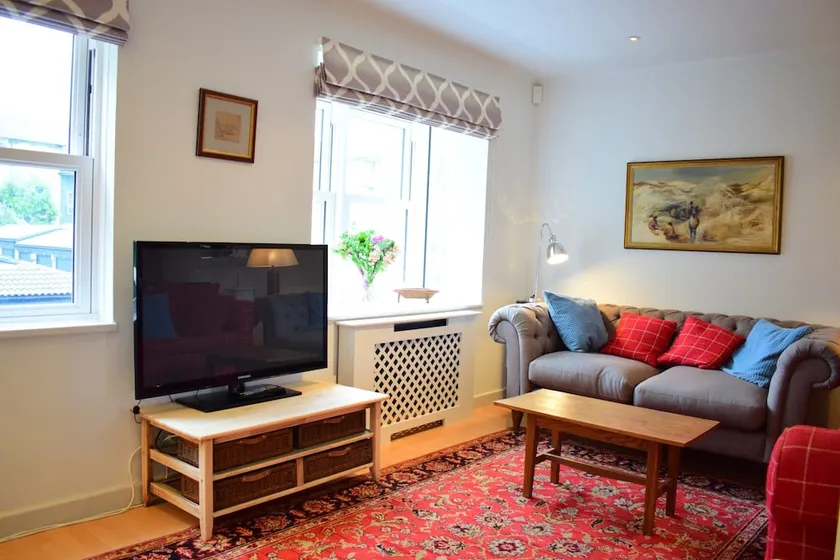 3 Bedroom House in Battersea Accommodates 5 - Image 1