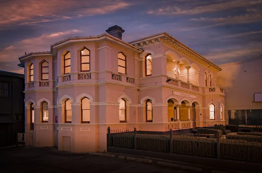 Roxburgh House Apartments - Image 1