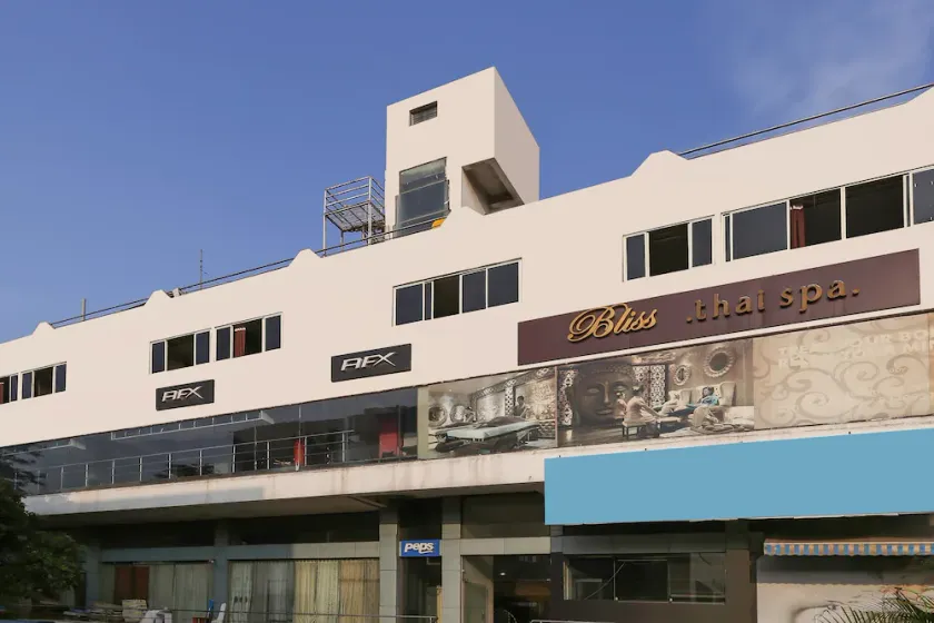 Hotel Dreams by OYO Rooms - Image 1