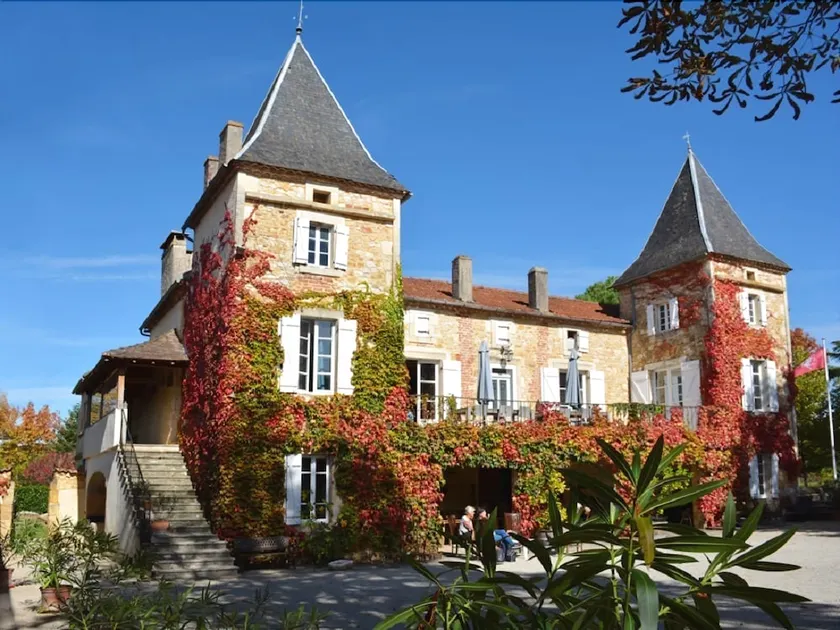Holiday apartments at the courtyard of French château - Image 1