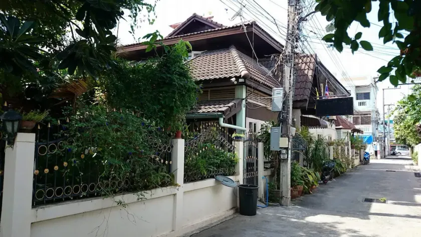 Baan Somboon Guesthouse - Image 1