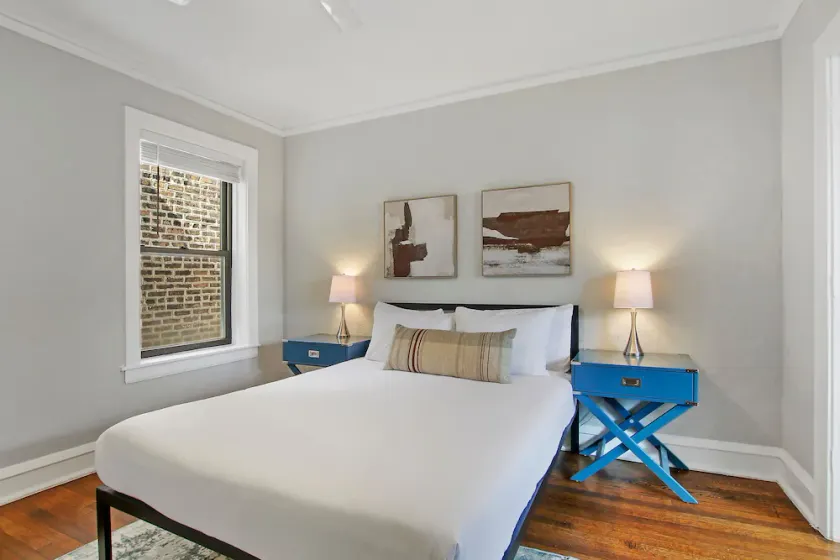 Classic & Charming 2BR Apt in Lincoln - Image 1