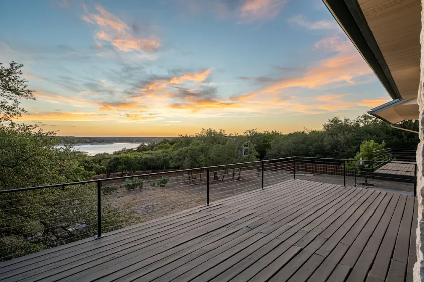 Lavish Lake Getaway - Image 1