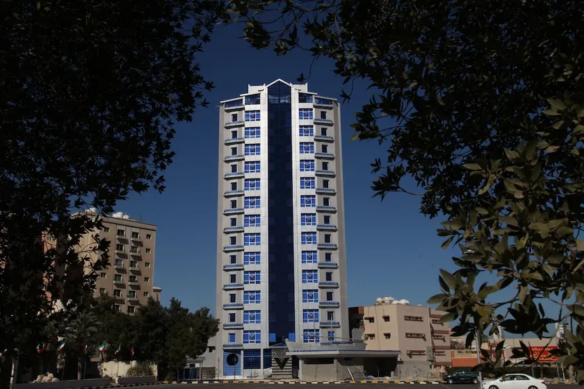 Roomi Suites Hotel - Image 1