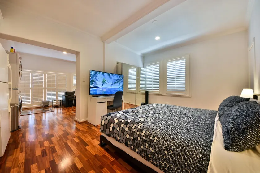 Contemporary Spacious Studio - King Bed! - Image 1
