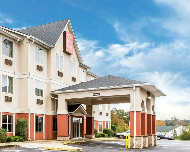 Econo Lodge Inn & Suites - Image 1