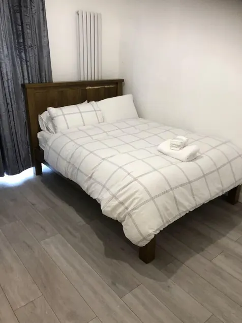 Stunning 1-bed Apartment With En-suite in Strood - Image 1