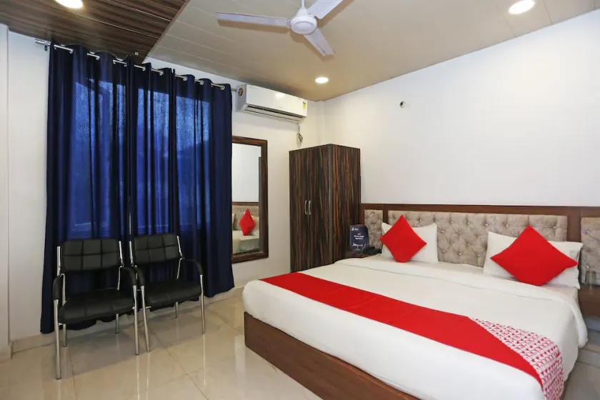Capital O Hotel Rosewood Inn - Image 1