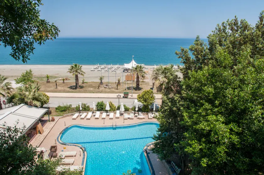 Hotel Golden Beach - Image 1