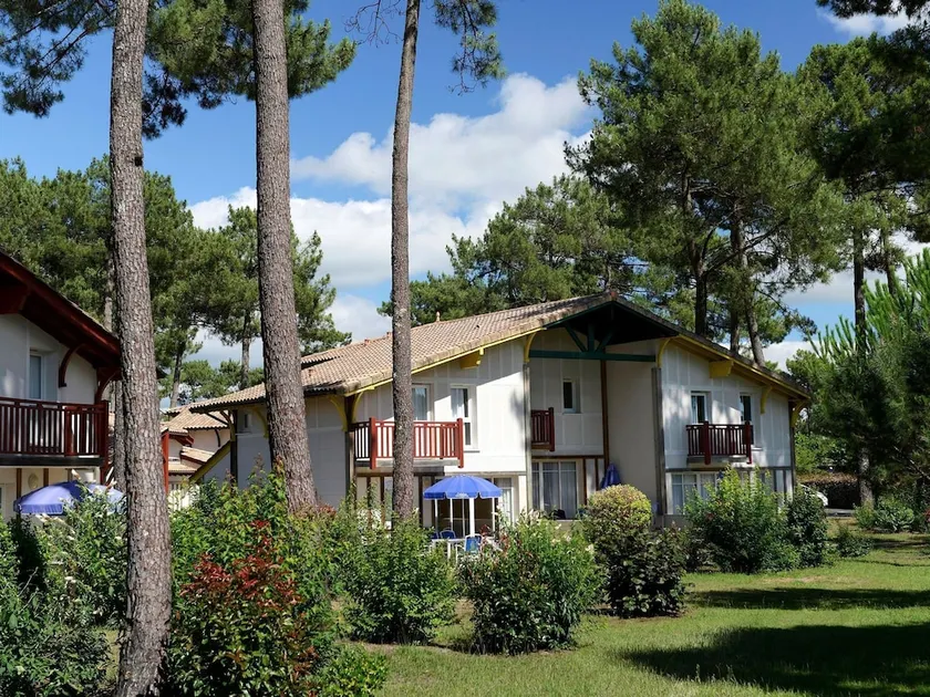 Villa in France with Golf Course & Pool - Image 1