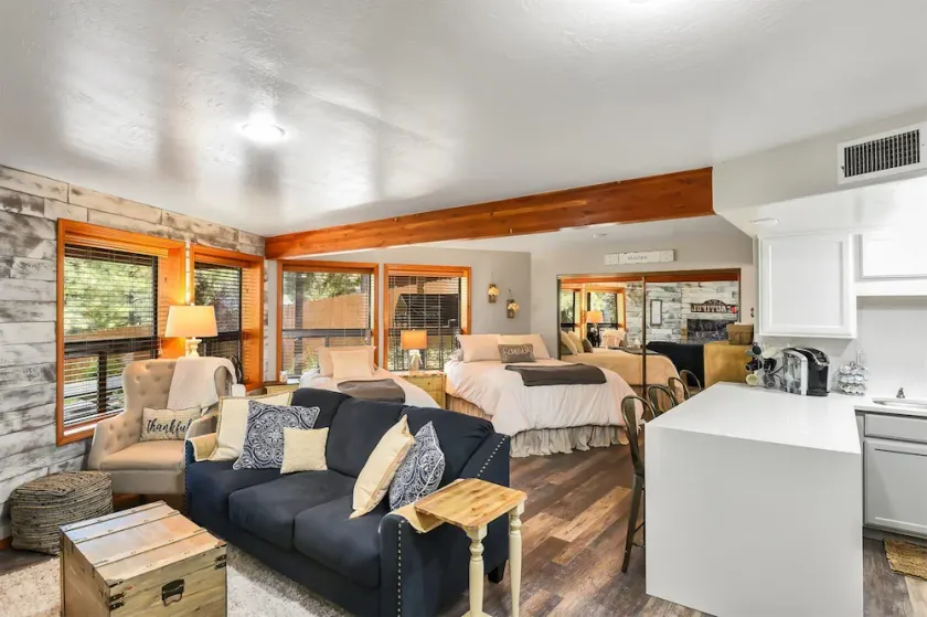 Cozy Hilltop Retreat Quiet Street Near Downtown and NAU Private Forested Setting - Image 1