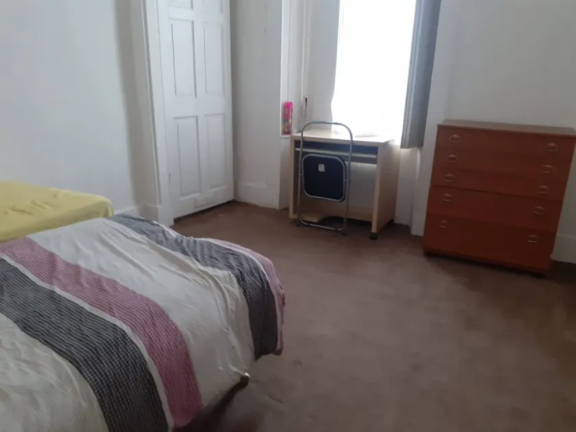 Spacious 2-bed Apartment in North of Glasgow - Image 1