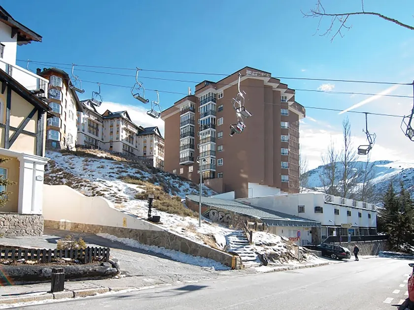 Spacious and Sunny Luxury Located in the Lower Area - Image 1