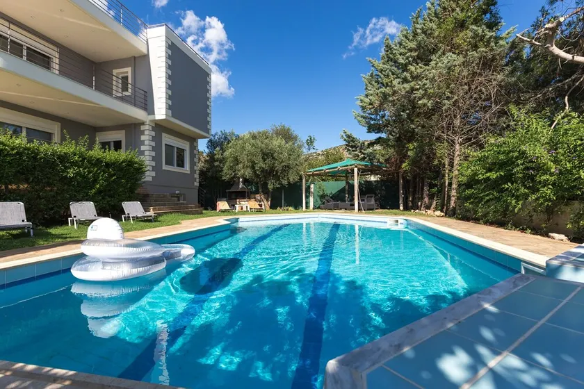 290m² Villa with Pool close to the Airport - Image 1