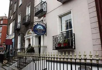 Adelphi Guesthouse - Image 1