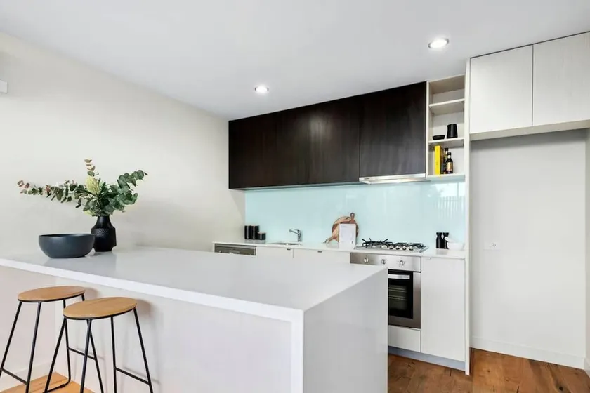 Spacious 2 Bedroom Inner City Townhouse with Private Rooftop - Image 1
