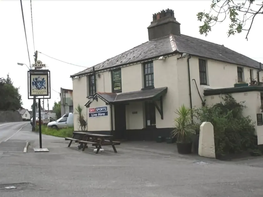 Holland Arms Hotel - Image 1