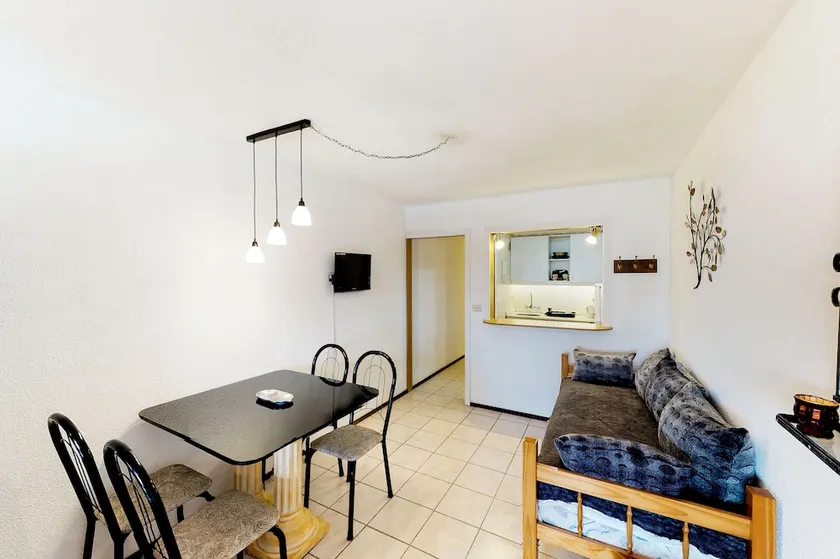 Completo Monoambiente para 3 en Avenida Italia - Edificio Luna de Mar - Image 1