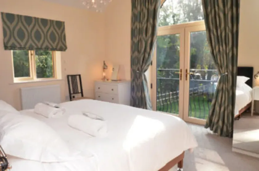 Cotswolds Valleys Accommodation - Stony House - Exclusive use spacious four bedroom holiday home - Image 1
