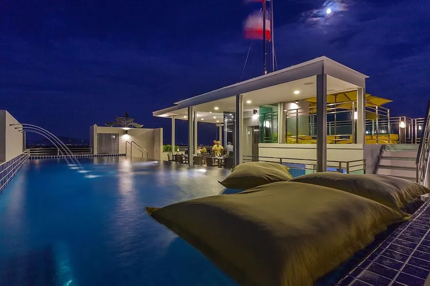 BTR Suites Hotel - Image 1