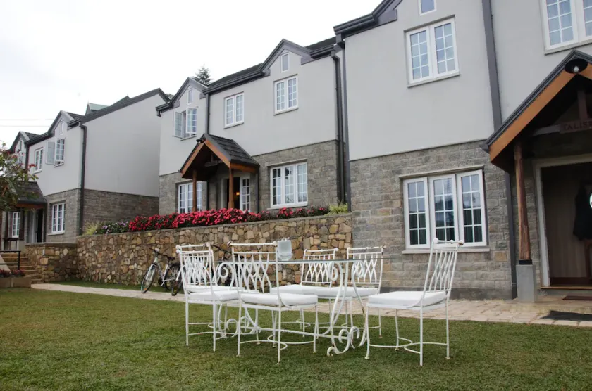Lakeside Cottages - Image 1