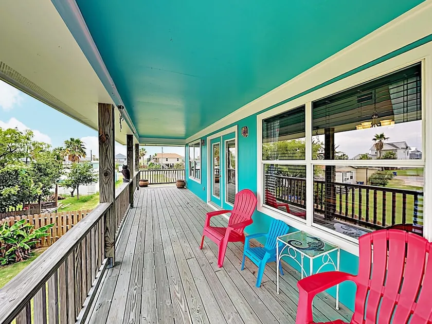 New Listing! Stilted : Bay Views, Fenced Yard 3 Bedroom Home - Image 1