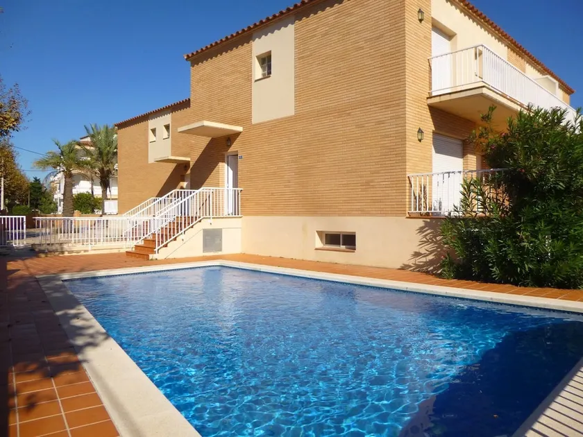 Luxurious Holiday Home in Empuriabrava With Private Pool - Image 1
