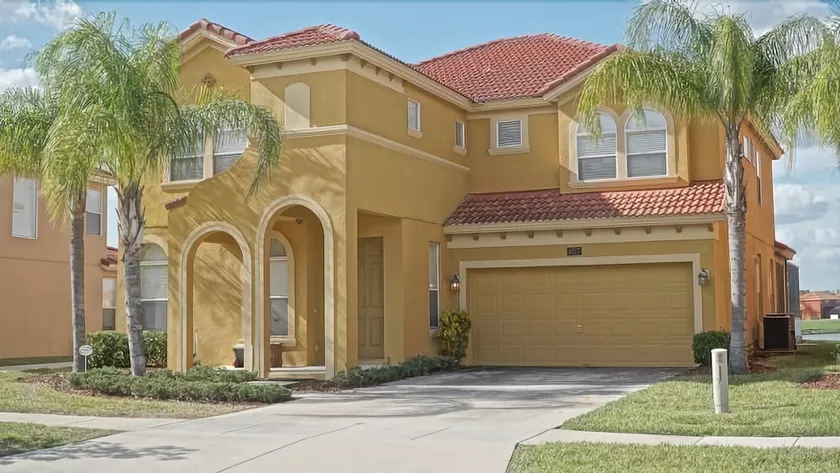 Bella Vida 6 Bedrooms House - Image 1