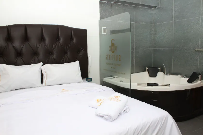 Golden vox hotel suite - Image 1