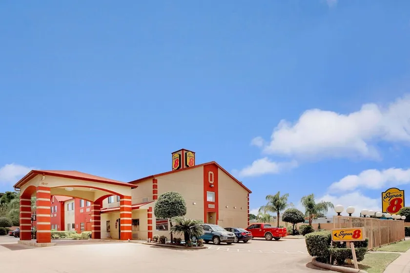 Super 8 by Wyndham Houston/I-10/Federal Road - Image 1